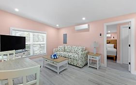 Charming Suite With Balcony And Bikes In Historic Sandpiper Inn